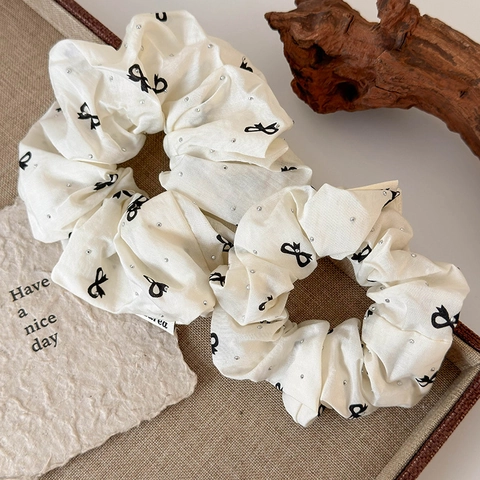 Eleganti Scrunchies in Tessuto con Fiocco Strass e Perle Artificiali Elastici per Capelli Bianco Crema per Donna Accessori Capelli