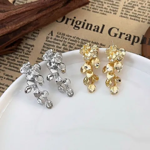 Franse Vintage Metalen Bloem Blad Cluster Hangoorbellen Elegante Florale Kwastje Oorbellen Voor Dames Mode Sieraden Retro Oor Accessoires