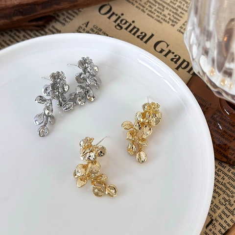 Franse Vintage Metalen Bloem Blad Cluster Hangoorbellen Elegante Florale Kwastje Oorbellen Voor Dames Mode Sieraden Retro Oor Accessoires