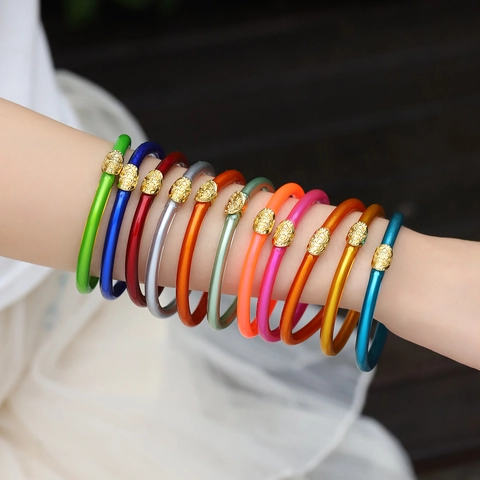 Brazalete Colorido de Silicona y Aleación de Zinc para Mujer Arcoíris Purpurina Chapado en Oro Patrón Retro Joyería