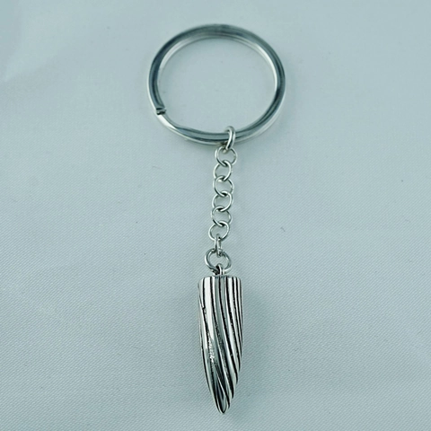 Llavero de Acero de Titanio para Hombre Forma de Bala Estilo Industrial Vintage Textura Espiral Llavero de Metal Diseño Retro Accesorios