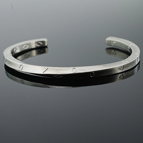 Brazalete Mobius de Acero de Titanio Vintage Grabado Geométrico Abierto Ajustable de Metal Cepillado para Hombres Mujeres Joyería