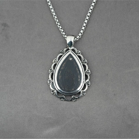 Vintage Teardrop Titanium Steel Pendant Necklace For Men Women Retro Hollow Filigree Waterdrop Jewelry Box Chain Necklaces