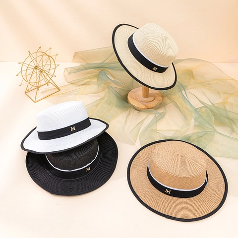 Franse Vintage Strooien Boaterhoed Voor Dames Zomer Strand Zonbescherming Hoed Met Metalen M Letter Lint Minimalistische Platte Hoed