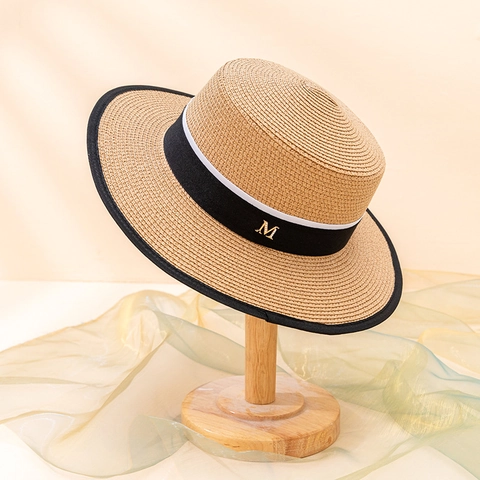 Franse Vintage Strooien Boaterhoed Voor Dames Zomer Strand Zonbescherming Hoed Met Metalen M Letter Lint Minimalistische Platte Hoed