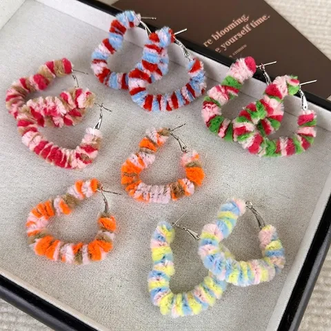 Pendientes de Aro de Lana con Forma de Corazón en Color de Contraste Estilo Coreano Vintage de Invierno de Peluche para Mujer
