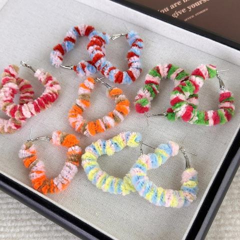 Pendientes de Aro de Lana con Forma de Corazón en Color de Contraste Estilo Coreano Vintage de Invierno de Peluche para Mujer