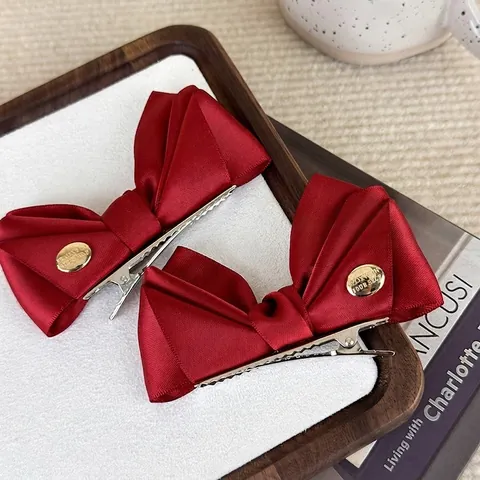Fermagli per Capelli a Fiocco in Raso Rosso Vintage Francese Con Bottone in Metallo Oro Inciso Forcine a Becco d'Anatra Donna