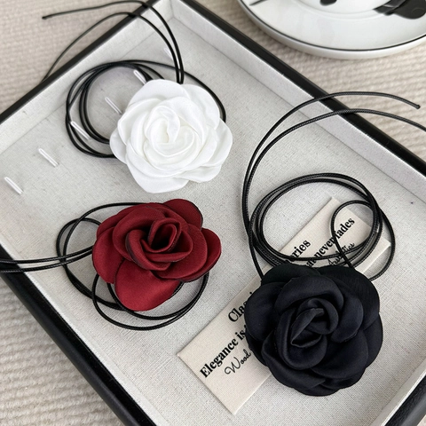 Elegante Satin Kamelie Blume Anhänger Halskette Für Damen Lange Kordelkette Vielseitige Tragemöglichkeiten Süßer Modeschmuck