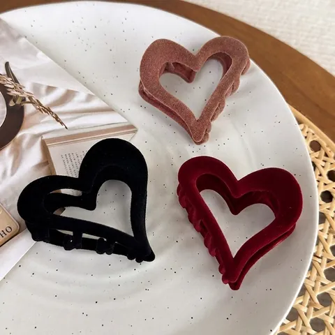 Vintage Flocked Heart Hair Claw Clip Elegant Alloy Matte French Style Shark Clip Hair Accessories For Women Daily Party