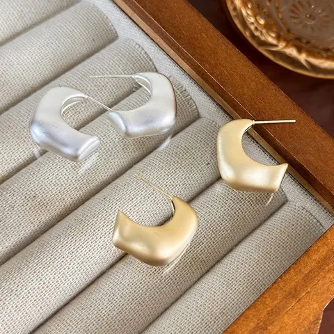 Pendientes de Botón Minimalistas Franceses de Cobre Mate Forma C Geométricos Mujer Metal Cepillado Vintage Joyería