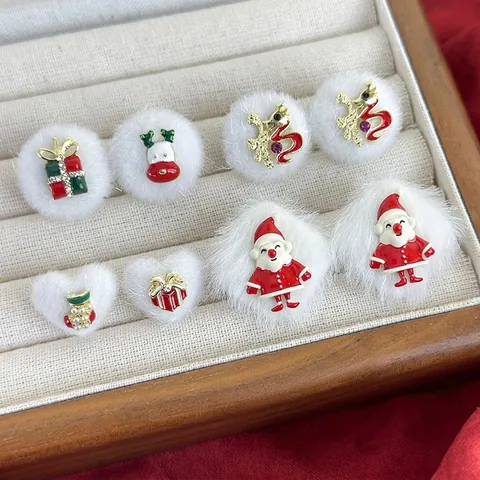 Orecchini a Bottone con Palla di Peluche di Babbo Natale di Natale Orecchini in Lega Smaltata a Forma di Renna e Scatola Regalo Gioielli Invernali Festivi per Donna