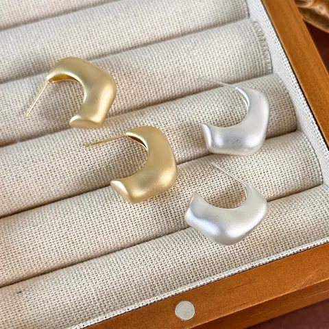 Pendientes de Botón Minimalistas Franceses de Cobre Mate Forma C Geométricos Mujer Metal Cepillado Vintage Joyería