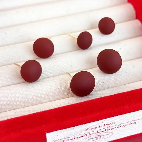 Orecchini a Bottone a Sfera in Resina Rotonda Rosso Scuro Opaco Retrò per Donna Gioielli Geometrici Minimalisti Perno in Rame