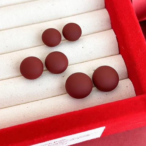 Orecchini a Bottone a Sfera in Resina Rotonda Rosso Scuro Opaco Retrò per Donna Gioielli Geometrici Minimalisti Perno in Rame