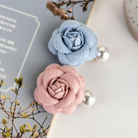 Pinza para el Pelo Coreana Dulce de Tela con Flor de Camelia para Mujer Elegante Perla Artificial Pinza de Pico de Pato Accesorios