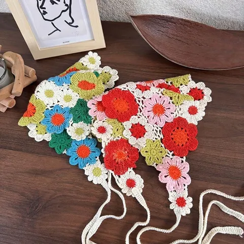 Bandana a Triangolo con Fiori di Margherita all'Uncinetto Fatta a Mano per Donna Fascia per Capelli in Maglia Boho Vintage