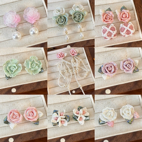 Orecchini a Bottone a Forma di Rosa in Ceramica Vintage Francese Cangianti Perlati Eleganti Gioielli Floreali per Donna