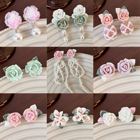 Orecchini a Bottone a Forma di Rosa in Ceramica Vintage Francese Cangianti Perlati Eleganti Gioielli Floreali per Donna