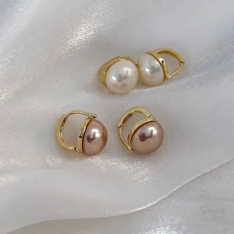 Elegante Künstliche Perlen Ohrringe Französischer Vintage Legierung Harz Große Halbrunde Künstliche Perle Huggie Ohrringe Für Damen Täglich Party Hochzeit Schmuck