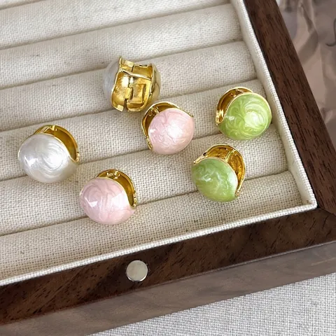 Pendientes Huggie de Esmalte Estilo Francés Rosa Blanco para Mujer Diseño de Nicho Joyería de Cobre Redonda Geométrica Pendientes de Temperamento