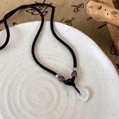 Collana con Pendente Ping An Kou in Giada in Nuovo Stile Cinese Minimalista Retrò in Corda di Giada Intrecciata Gioielli da Donna