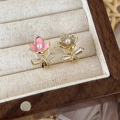 Elegante Bloem Kunstparel Oorclips Voor Dames Asymmetrische Roze Email Zirkonia Oorbellen Zonder Gaatjes Koperen Sieraden