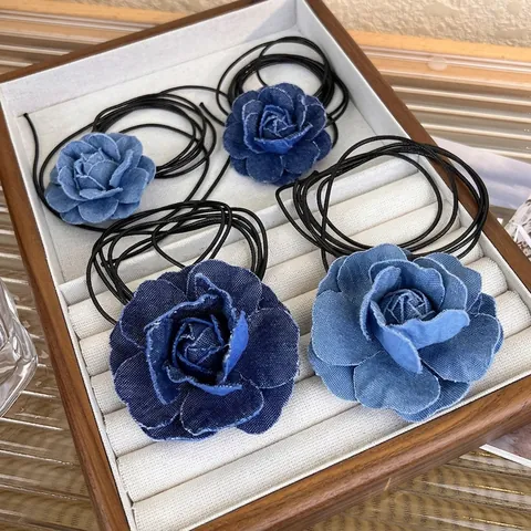Collana Girocollo Fatta a Mano con Rosa in Denim Blu Vintage con Corda Nera per Donna Ragazza Gioielli Dolci e Cool