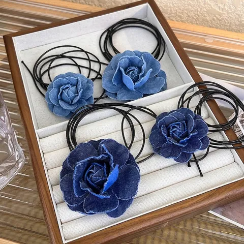 Collana Girocollo Fatta a Mano con Rosa in Denim Blu Vintage con Corda Nera per Donna Ragazza Gioielli Dolci e Cool