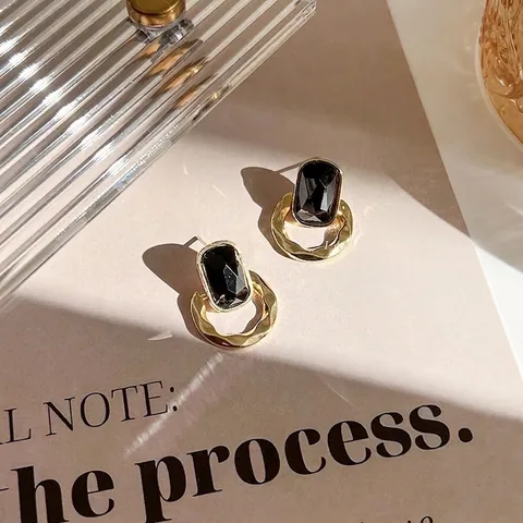 Französische Vintage Legierung Schwarze Rechteckige Edelstein Ohrstecker Geometrische Goldene Wellenkreis Luxus Schmuck Damen