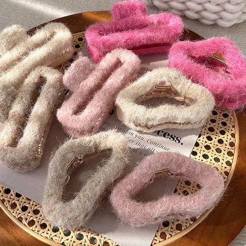 Sweet Plush Hair Claw Clip Korean Style Soft Faux Fur Cloud Shark Clip For Women Elegant Warm Winter Hair Accessories
