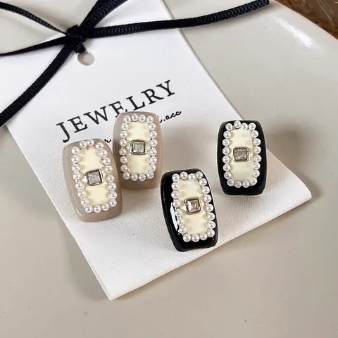 Pendientes de Botón Rectangulares de Aleación Retro Francés Borde de Perla Artificial Strass Esmalte Lacado Joyería Elegante Mujer