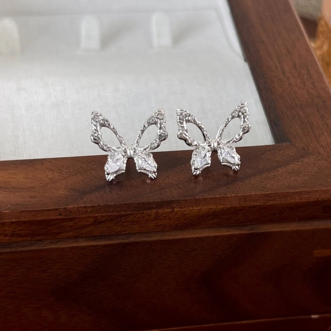 Koreanischer Stil Kupfer Zirkonia Schmetterling Ohrstecker Für Damen Elegante Versilberte Hohle Flügel Strass Ohrringe Mode Schmuck Geschenk