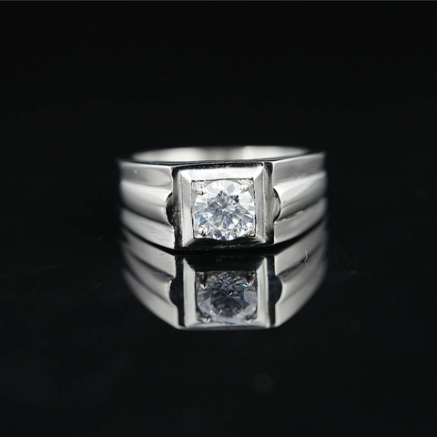 Anello da Uomo in Acciaio al Titanio con Zirconia Cubica Incastonatura Quadrata Fascia Lucida Design Scanalato Gioielli Retro