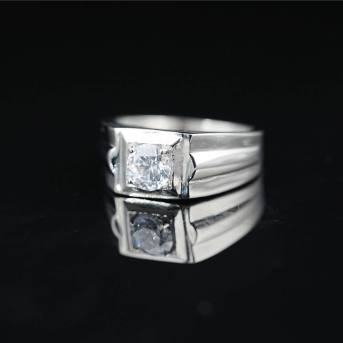 Anello da Uomo in Acciaio al Titanio con Zirconia Cubica Incastonatura Quadrata Fascia Lucida Design Scanalato Gioielli Retro