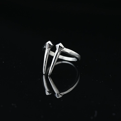 Anillo Abierto Punk de Acero de Titanio con Púa de Diente de Bestia para Hombre Mujer Gótico Hip Hop Ajustable Geométrico Plata