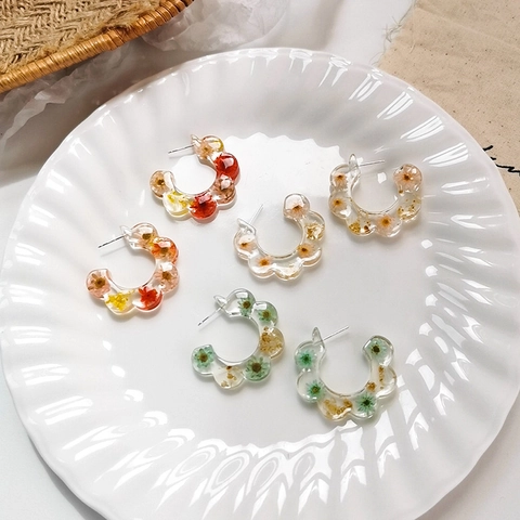 Vintage Morigirl Style Resin C-Shape Earrings Transparent With Real Dried Flowers Wavy Edge Colorful Floral Stud Earrings For Women Jewelry