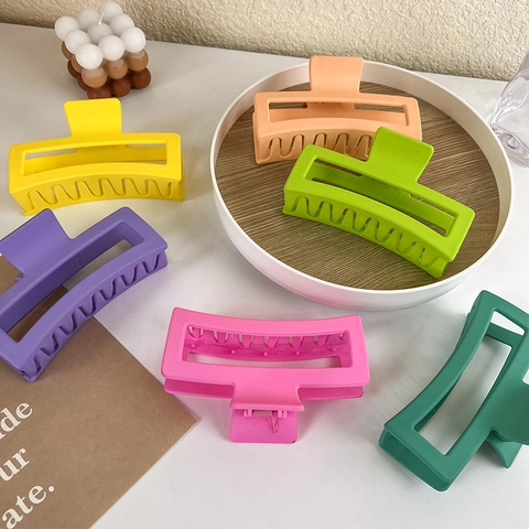 Pinza para el Cabello Rectangular Mate Grande para Mujer Color Caramelo Acrílico Geométrico Hueco Accesorios de Peluquería