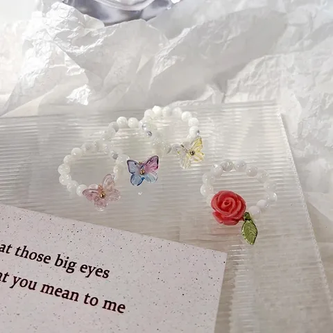Anello Elastico Con Perline a Forma di Farfalla e Fiore per Donne Ragazze in Resina e Künstliche Perle Sintetiche Gioielli Fatti a Mano Stile Quotidiano con Lega Decorata