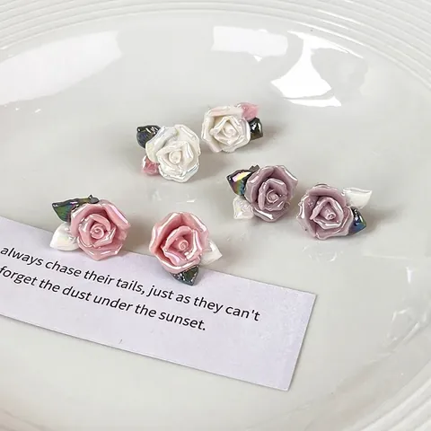 Orecchini a Bottone in Stile Francese Vintage con Rose Elegante Smalto Perla Artificialto Gioielli Floreali per Donna Appuntamento Quotidiano