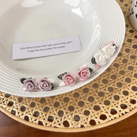 Orecchini a Bottone in Stile Francese Vintage con Rose Elegante Smalto Perla Artificialto Gioielli Floreali per Donna Appuntamento Quotidiano