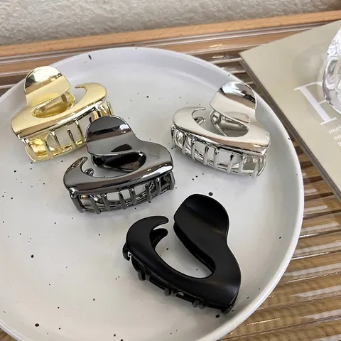 Pinza para el Cabello de Metal en Forma de Corazón Irregular para Mujer Clip de Tiburón de Aleación Hueca Accesorios Elegantes