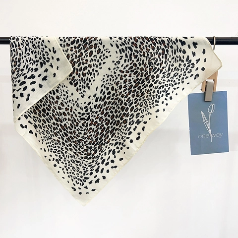 Carré de Soie à Imprimé Léopard à la Mode pour Femmes Polyester Imprimé Sensation de Soie Motif à Chevrons Foulard de Cou Élégant