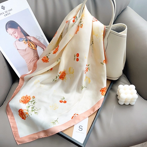 Elegante Foulard Quadrato da Donna Floreale in Raso Sintetica Satinata Fresco Letterario Foulard retrò Con Stampa di Rose e Ciliegie Accessorio Versatile