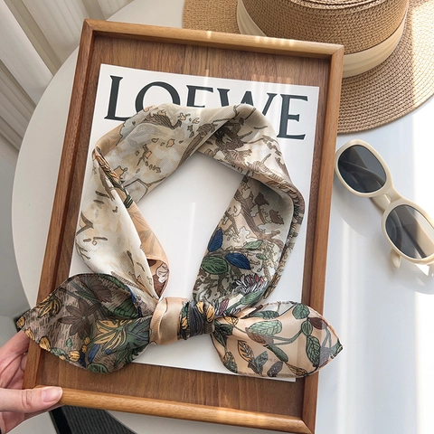 Eleganter Botanischer Blumendruck Polyester Satin Quadratischer Schal Für Damen Weich Leicht Kopf Hals Bandana Haartuch