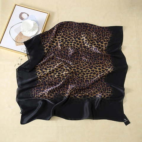 Écharpe Élégante en Satin de Poliestere Imprimé Léopard pour Femmes Châle Long Classique Color Block Léger et Doux