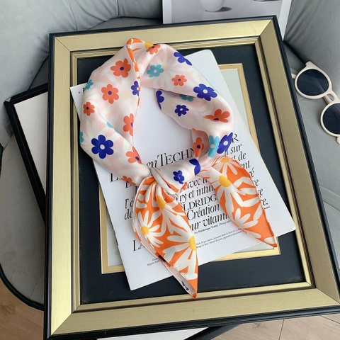 Women's Small Daisy Floral Printed Square Scarf Pastoral Style Satin Decorative Neck Scarf Elegant Fashion Accessory