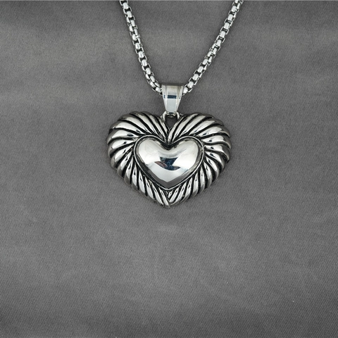 Collana Con Pendente a Cuore in Acciaio al Titanio Retro Unisex Streetwear Hip Hop Gioielli Cuore Con Texture a Cavo