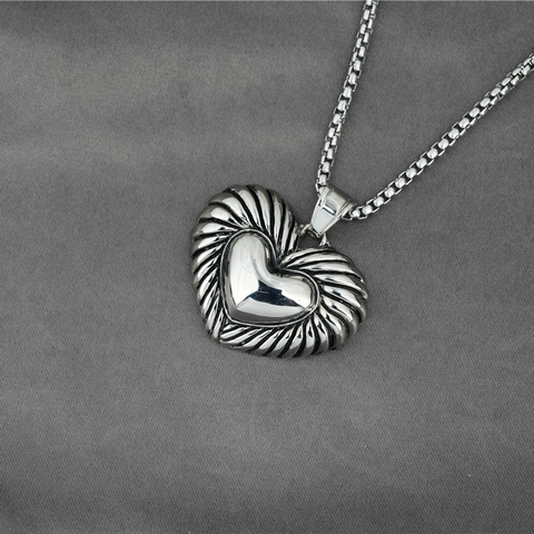 Collana Con Pendente a Cuore in Acciaio al Titanio Retro Unisex Streetwear Hip Hop Gioielli Cuore Con Texture a Cavo