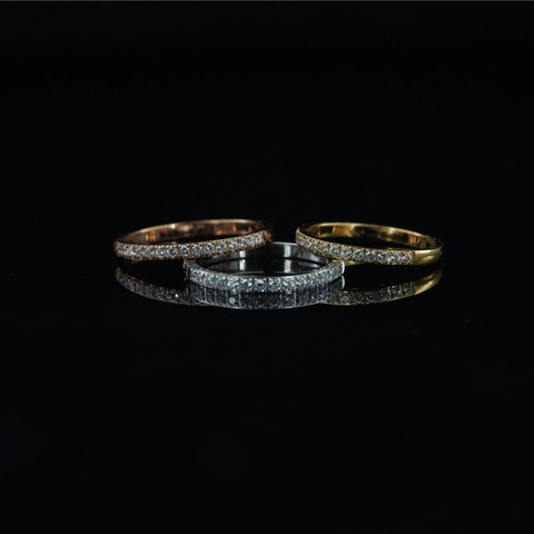 Anello Eternity Minimalista in Acciaio Inossidabile e Zirconia Per Donna Uomo Fascia con Strass Gioielli Eleganti Quotidiani